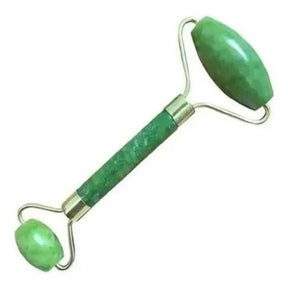 Rolo de jade verde com duas pontas metálicas para massagem facial e cuidados com a pele, sobre fundo branco.