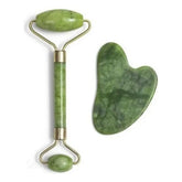 Kit com rolo de jade e placa gua sha para massagem facial e cuidados com a pele, sobre fundo branco.