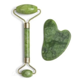Kit com rolo de jade e placa gua sha para massagem facial e cuidados com a pele, sobre fundo branco.