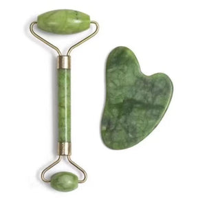 Kit com rolo de jade e placa gua sha para massagem facial e cuidados com a pele, sobre fundo branco.